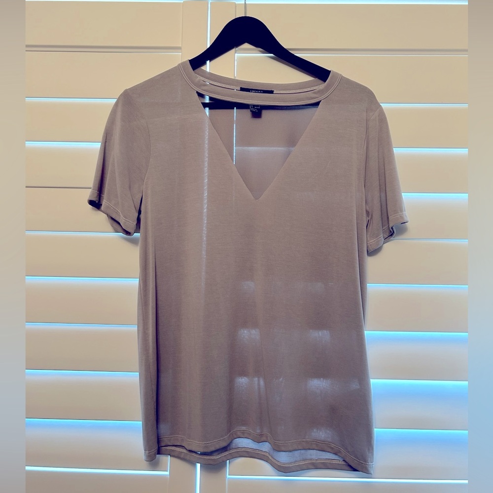 LIKE NEW Forever 21 Women’s V Neck Tee with Neckline Detailing (XS)